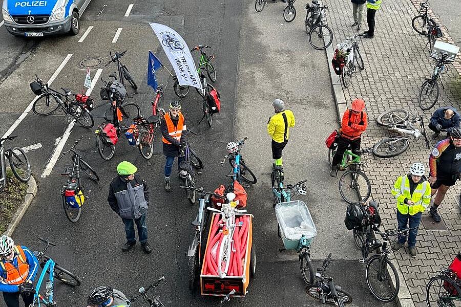 Radfahrerinnen und Radfahrer gedenken einem Radfahrer