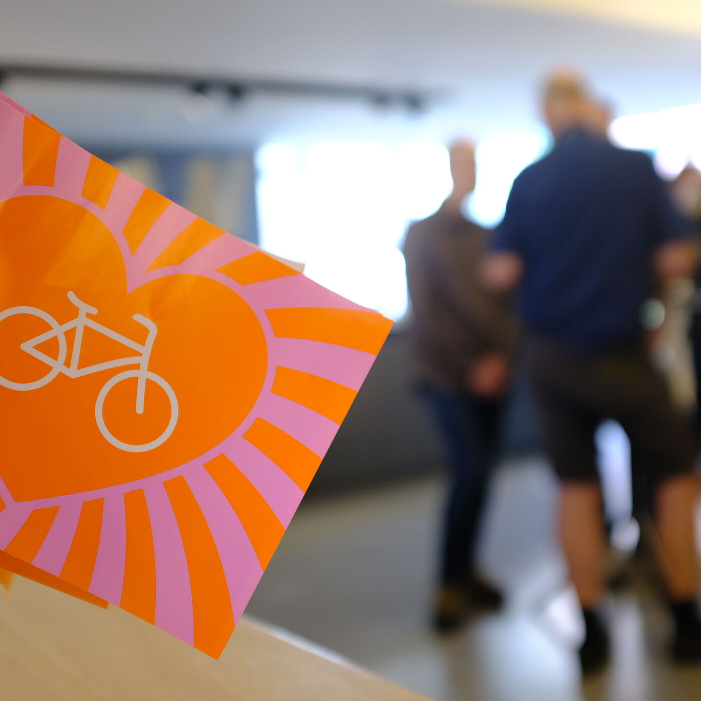 2026_04_18_Landesversammlung_Muenster_ADFC-NRW kleine Fahne mit Fahrrad.
