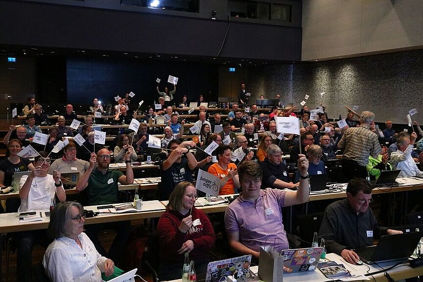 Abstimmung Satzungsänderung Junger ADFC NRW Landesversammlung ADFC NRW 2025 Die Delegierten aus den Kreisverbänden des ADFC NRW stimmen für eine Satzungsänderung zum Ermöglichen einer Jugendorganisation innerhalb des Fahrradclubs.