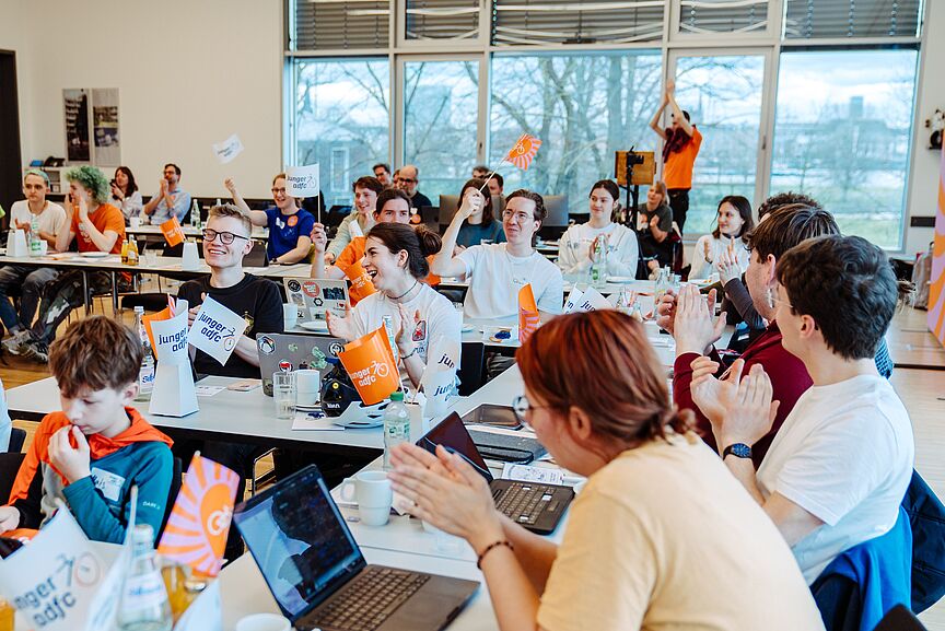 Applaus Wahl Landesjugendversammlung 2026 Die Teilnehmenden der Landesjugendversammlung 2026 applaudieren nach einem Wahlgang.