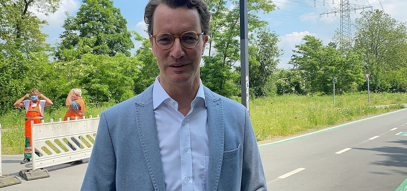 Ministerpräsident Hendrik Wüst auf dem Radschnellweg RS1 in Bochum