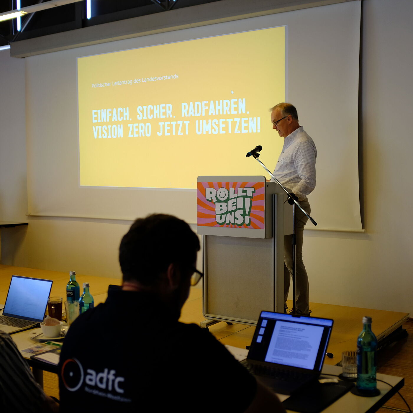 Landesvorstandsmitlglied Marc Zietan stellt den politischen Leitantrag vor Landesvorstandsmitlglied Marc Zietan stellt den politischen Leitantrag auf der Landesversammlung 2026 am 18. April 2026 in Münster vor.