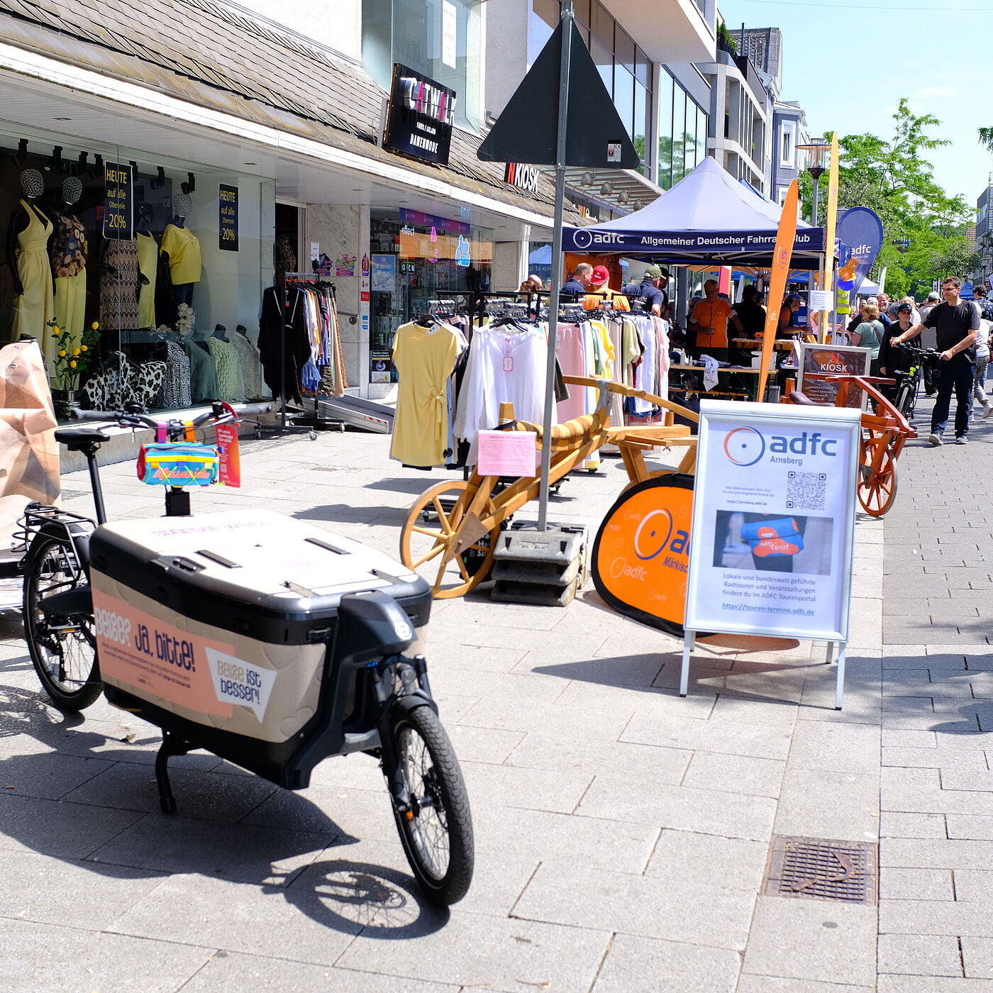 Ein Lastenrad mit Lastenanhänger. 