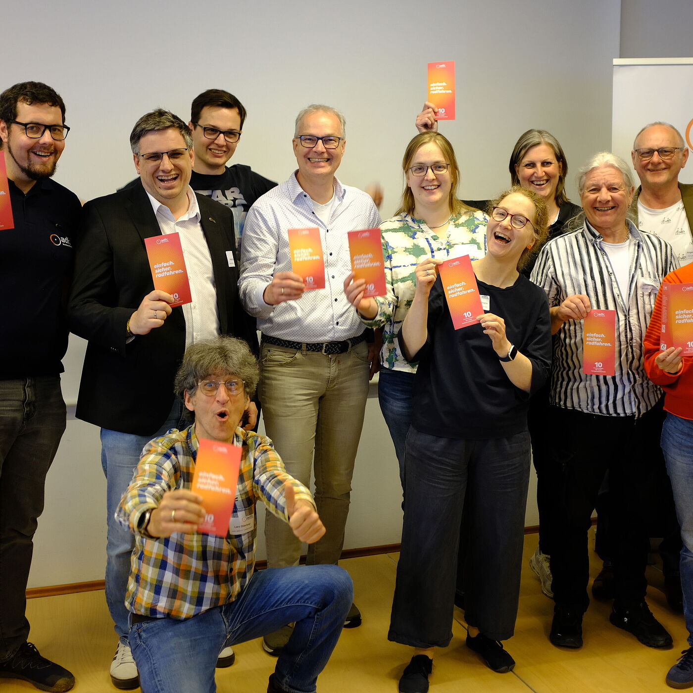 Der Landesvorstand freut sich über den Kampagnenstart Der Landesvorstand freut sich über den Start der Kampagne einfach. sicher. radfahren. auf der Landesversammlung 2026 am 18. April 2026 in Münster.