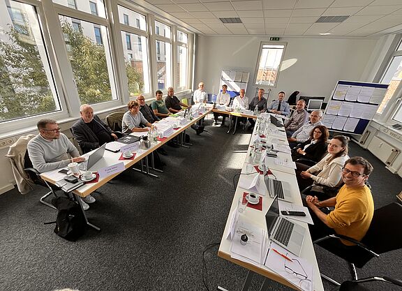 Das dritte Treffen des Arbeitskreis Radverkehrssicherheit im Rahmen der Initiative #sicherimStraßenverkehr hat am 8.10.2026 in der Landesgeschäftsstelle des ADFC NRW stattgefunden. Auf dem Bild sind 15 Personen zu sehen die im U sitzen. 