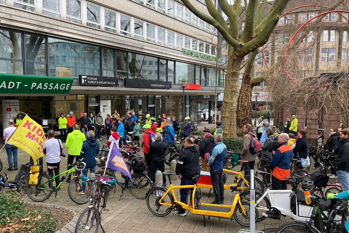 Menschen mit Fahrrädern nehmen in Essen an einer Schweigeminute teil 
