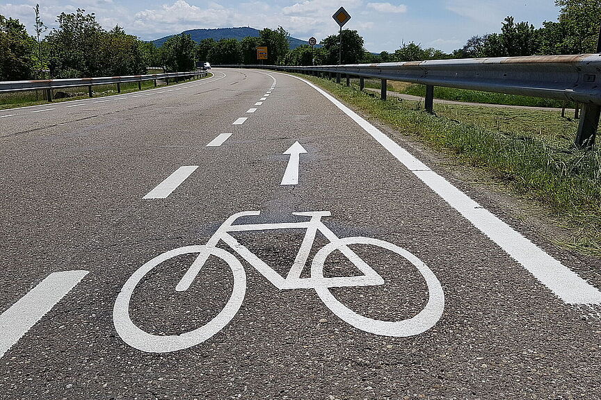 Schutzstreifen_ausserorts__Klaus_Mutterer__ADFC_Baden-Baden__Buehl_Rastatt Schutzstreifen auf Landstraßen erfüllen nicht die Anforderungen an eine sichere Radverkehrsinfrastruktur.