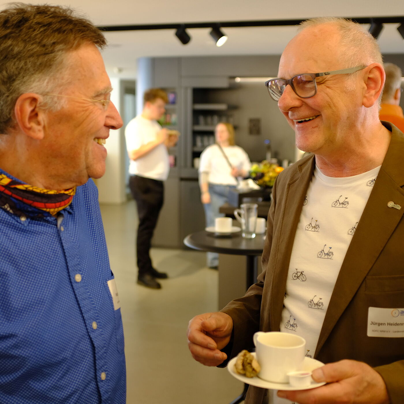 2026_04_18_Landesversammlung_Muenster_ADFC-NRW Zwei Männer unterhalten sich.