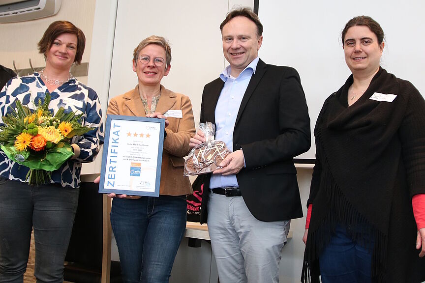 Hohe Mark Radroute mit 4 Sternen als ADFC-Qualitätsradroute ausgezeichnet  Übergabe 4-Sterne-Zertifikat an die Hohe-Mark RadRoute