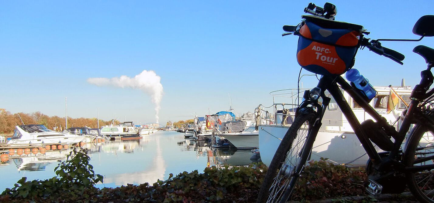 Marina mit Fahrrad