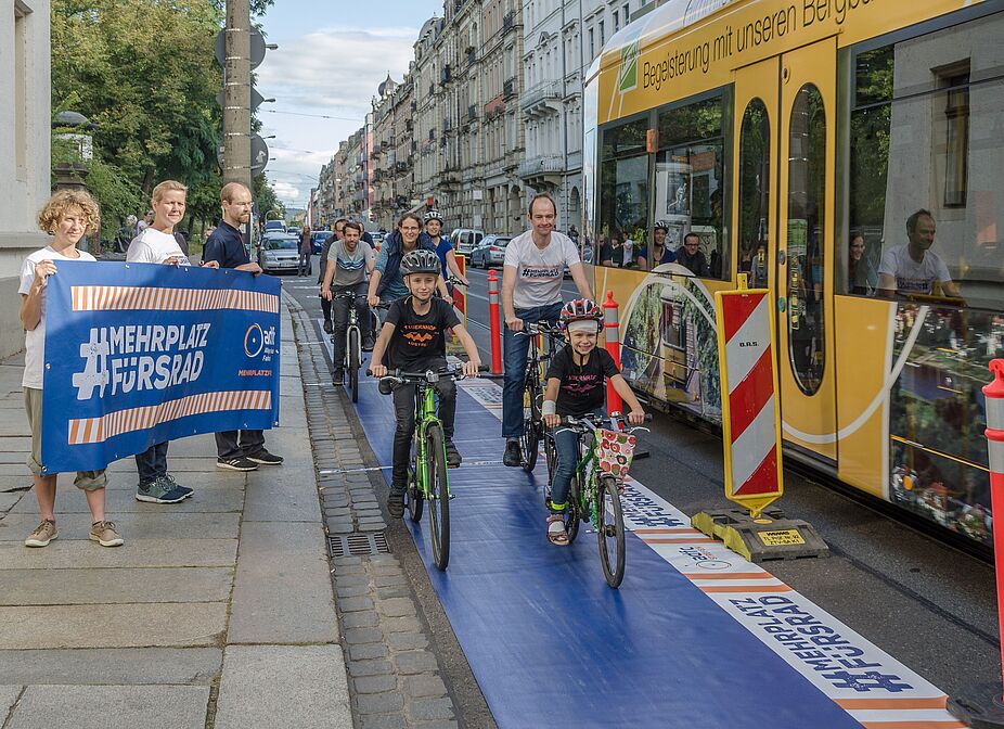 ADFC-Gruppen bundesweit fordern #MehrPlatzFürsRad ADFC-Gruppen bundesweit fordern #MehrPlatzFürsRad