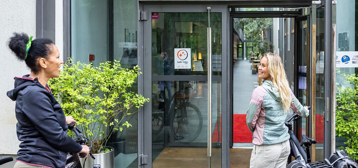 Bett+Bike - Radfahrende vor Gastbetrieb Bett+Bike - Radfahrende vor Gastbetrieb
