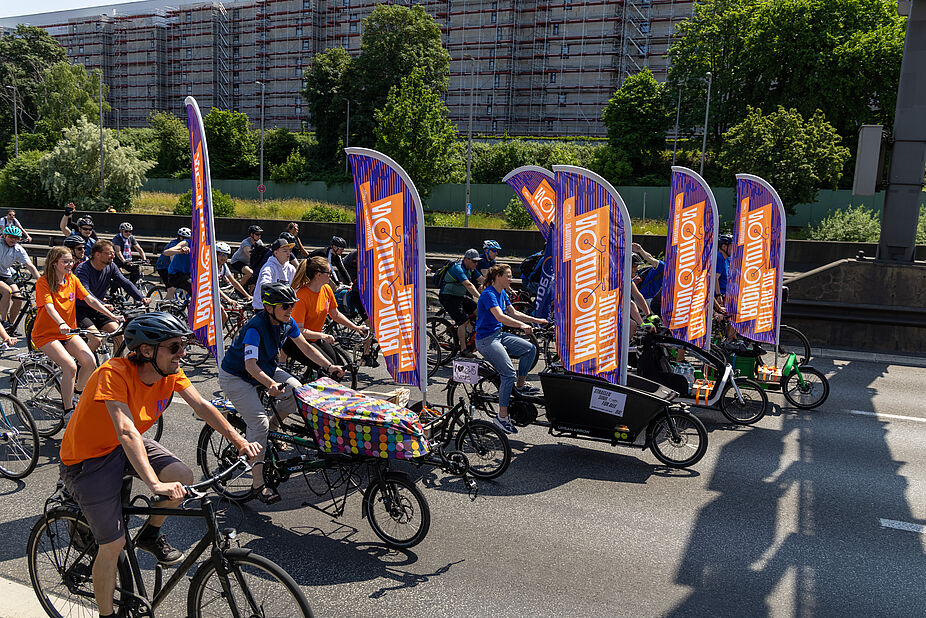 Radvolution Sternfahrt mit Beachflags Radfahrende mit Beachflags bei der ADFC-Sternfahrt Berlin