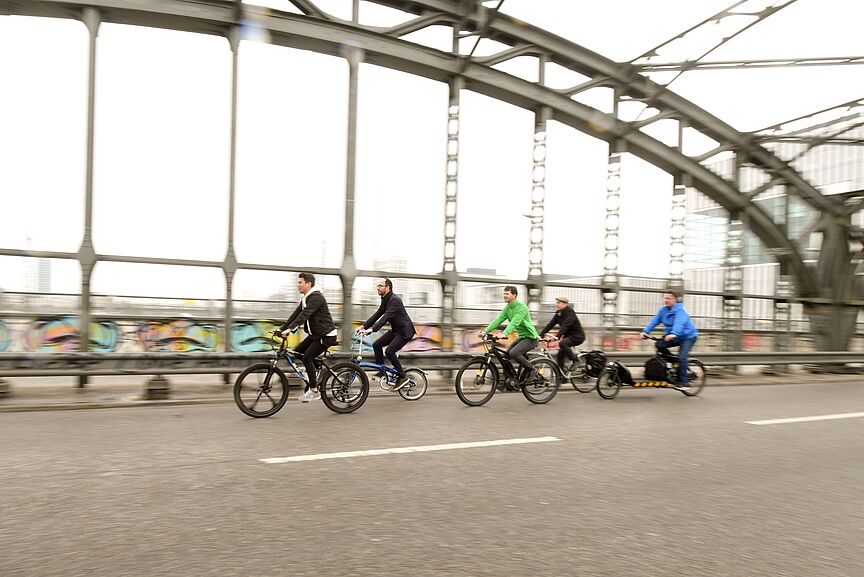Mehr Radverkehr in München Mehrere Radfahrer fahren über eine Brücke.